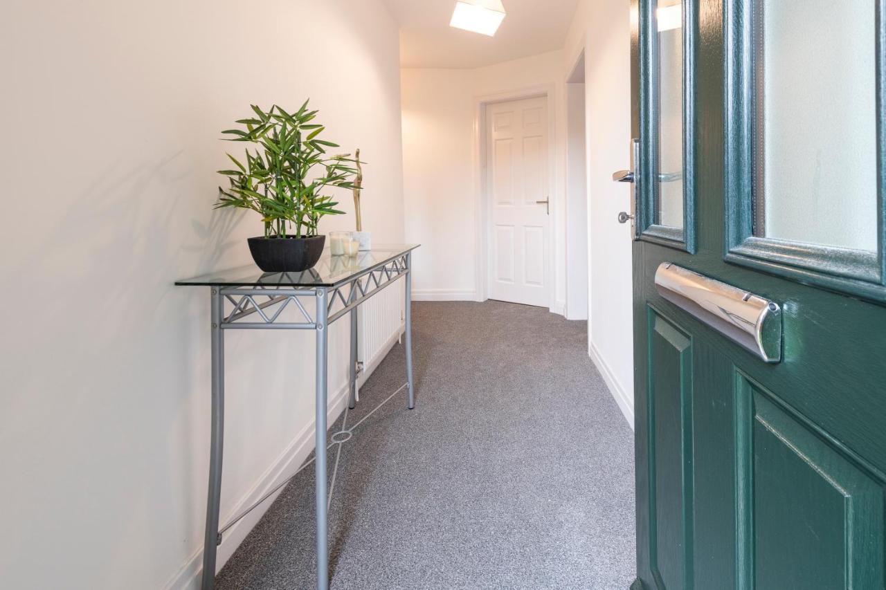 Large 2-Bedroom Bungalow Near Airedale Hospital, Keighley, Convenient Location With Parking Steeton Exterior foto